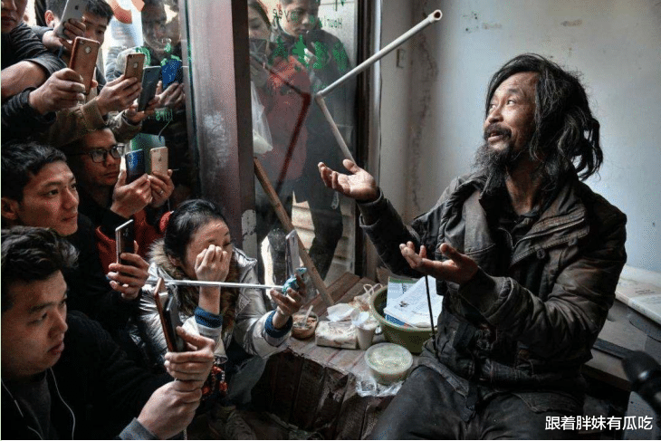 52岁流浪汉因才华横溢走红,主持人发文揭穿:多少人被他骗了?