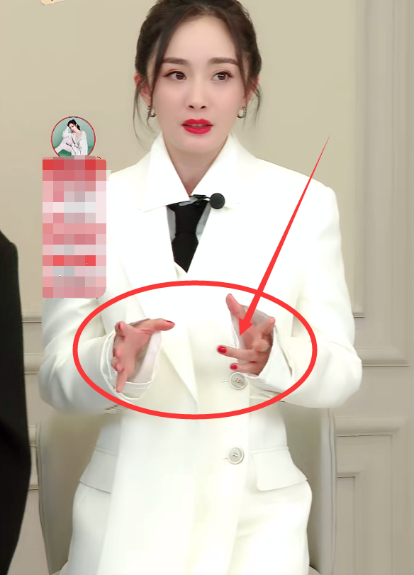 杨幂|杨幂终于对“大姨妈”美甲下手了,当她指尖向下,真怕把白衣服染毁了!