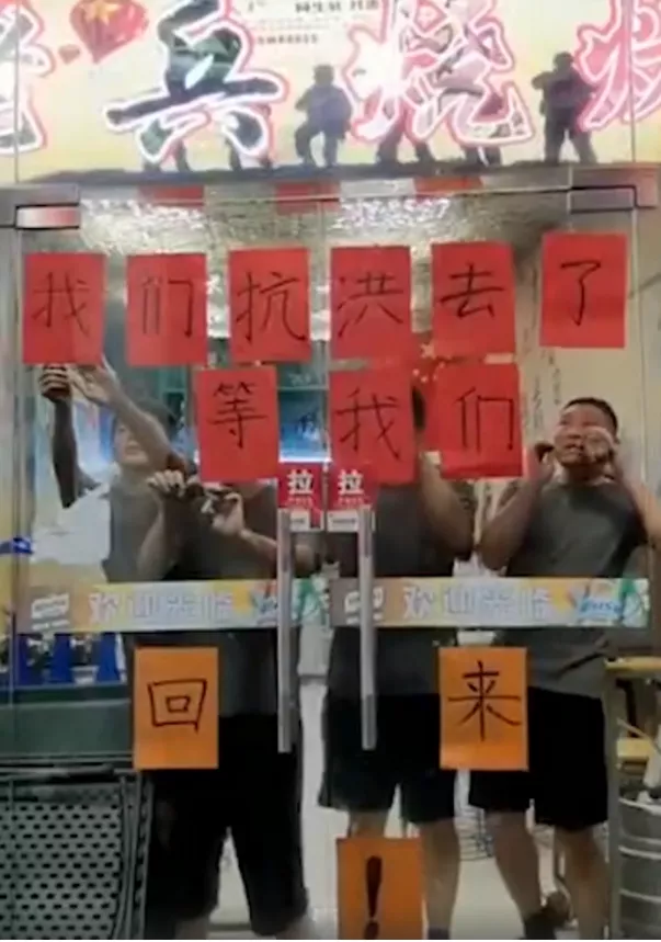 ?天天正能量官方|5位退伍老兵关停烧烤店去抗洪，结果扑了空，我们却依然被暖哭…