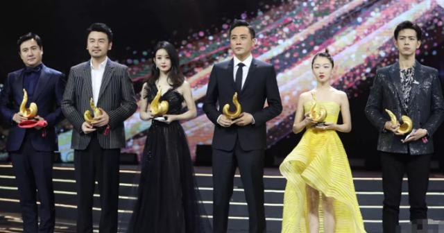 周冬雨穿抹胸裙领奖，不料奖杯与裙身撞色，看清全身照：惊住了