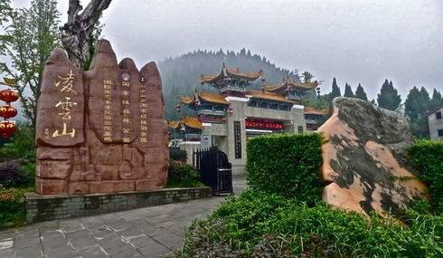 「南充」南充首个7D玻璃桥横空出世！凌云山风景区，国家4a级风景区不容错过！