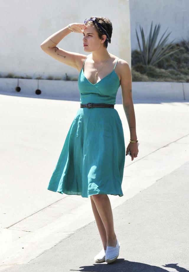 |塔卢拉·威利斯穿蓝色吊带裙清新美丽，留短发干练有气质！