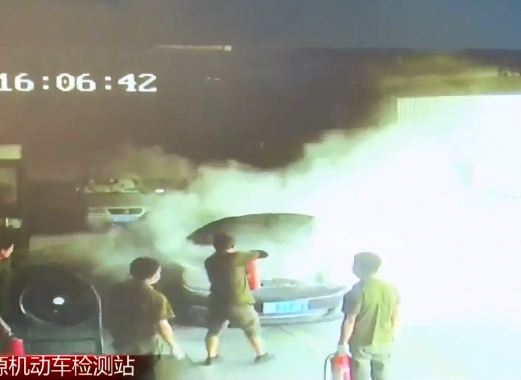保时捷|保时捷遭“暴力年检”，发动机当场起火，工作人员：不是我的责任