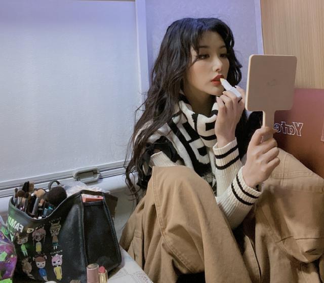 孔雪儿|孔雪儿房车里化妆,不料被一旁的化妆刷抢镜,网友:一个月没洗?