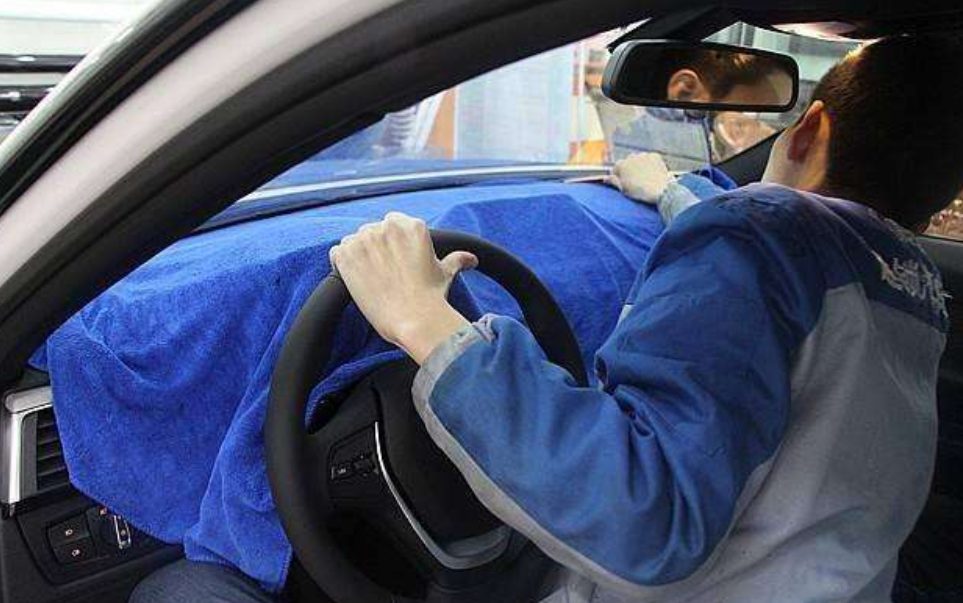 『老司机』为什么老司机喜欢在车内放毛巾？其中大有学问，新手司机应该学习