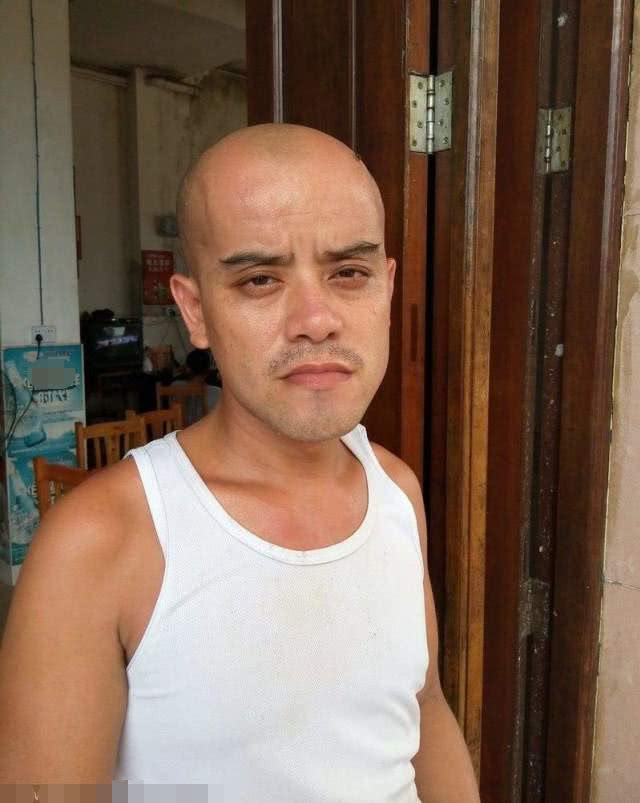 52岁"光头强"走红,月入上万娶娇妻,今卖掉豪车跑摩的