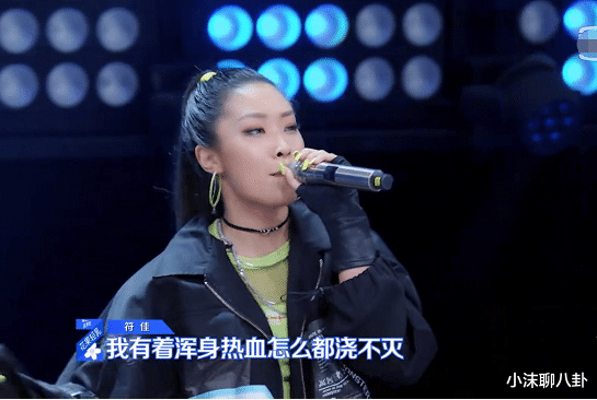 #lisa#《青春有你2》学员在舞台上“扔话筒”，谁注意到蔡徐坤跟Lisa的表情？