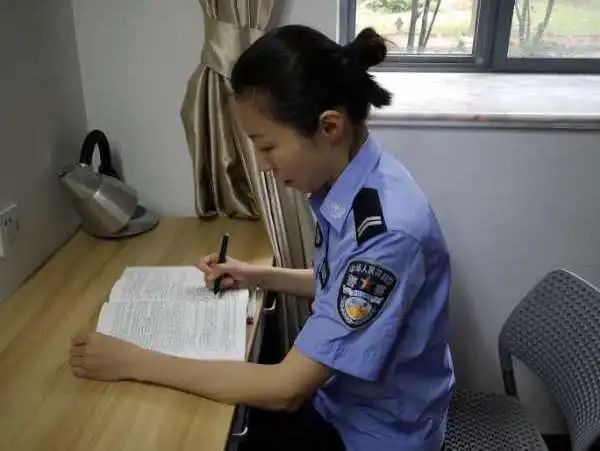 警民直通车上海|【警察故事】从橄榄绿到藏青蓝，无悔的选择与坚守