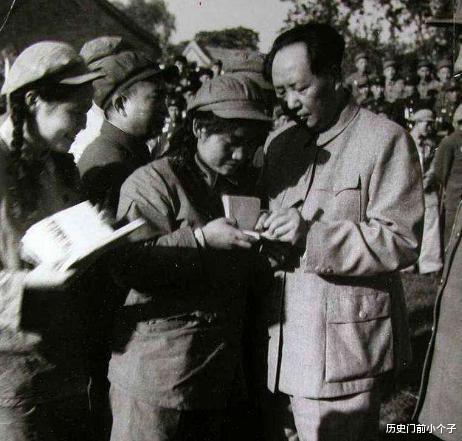 解秀梅|她立下一等功,被接见时投入主席怀抱,晚年因无钱治病,身份曝光