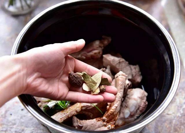 |炖肉时，不管是什么肉，加这2味料，肉越炖越烂、越炖越香！