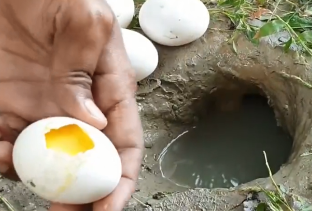 |这样的钓鱼方式你知道吗?倒入一点油,鱼儿排着队“上钩”!