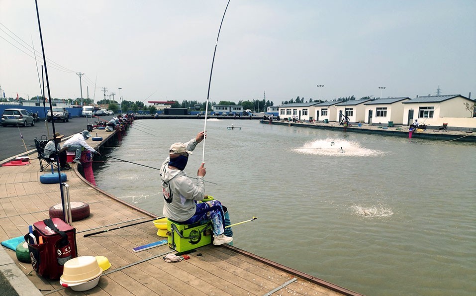 |迷恋钓鱼无法自拔！40岁大叔与钓鱼的情感故事