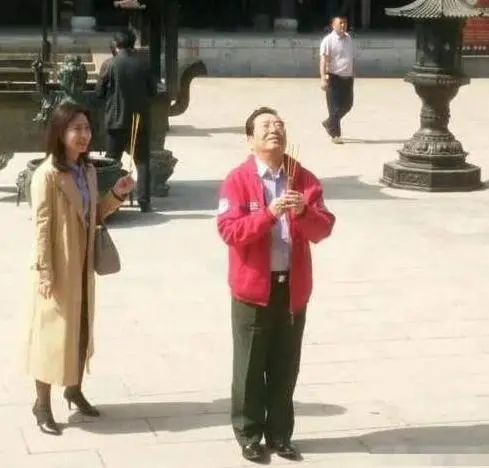 李双江|81岁李双江夫妇近照，相差27岁看不出年龄差，曾为儿子操碎心