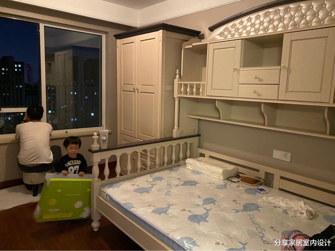 |一家三口的新房，赶在中秋节前布置家具，效果还不错，儿子很高兴