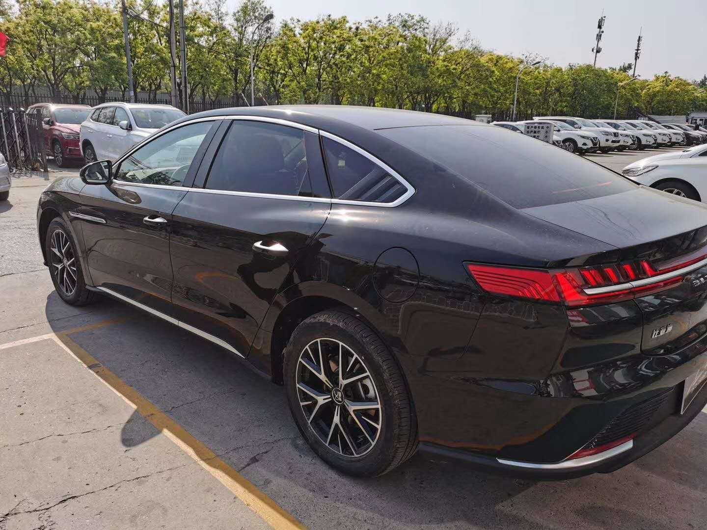 比亚迪汉：比亚迪汉实车已到店，尺寸看齐奥迪A6L，3.9S破百，混动/纯电任选