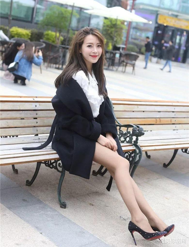 穿衣搭配|秋日职场通勤风穿搭，黑色毛呢大衣+小皮裙搭配，简单优雅有气质