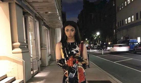 伊能静■伊能静18岁儿子同框好友皆女生引热议，外界质疑系原生家庭惹的祸