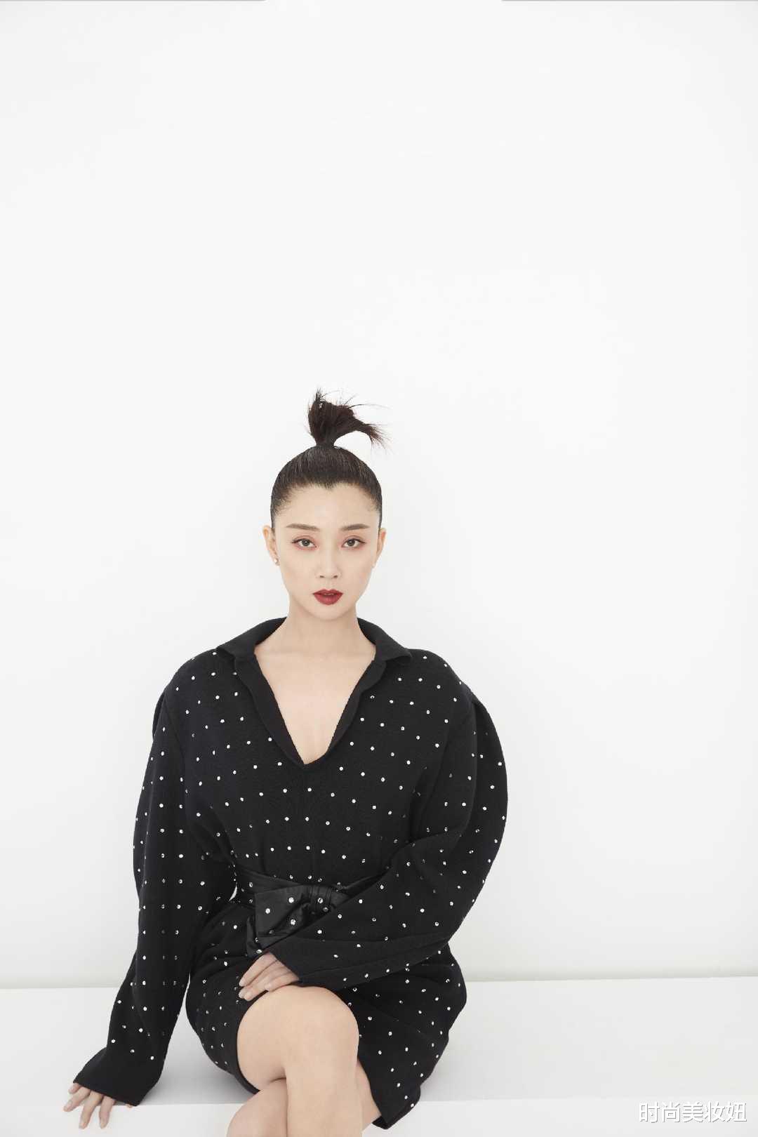 |殷桃采访造型美“爆”了,穿紫色V领针织衫配低马尾,气质高贵