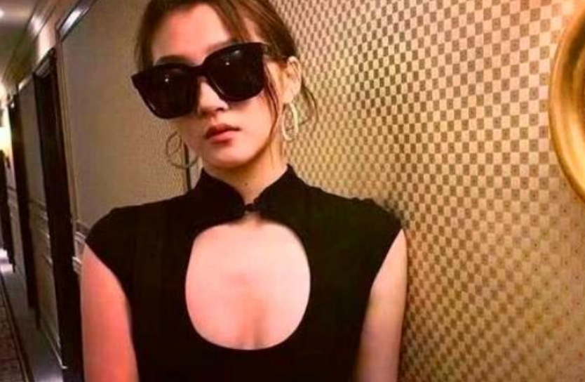 [关晓彤]关晓彤与好莱坞第一小仙女同框比美，一个姿势被指像孕妇，一个21岁竟老了