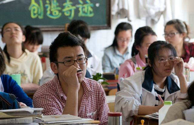 教育部|教育部最新通知,这些大学生毕业就当公务员,国家储备干部!