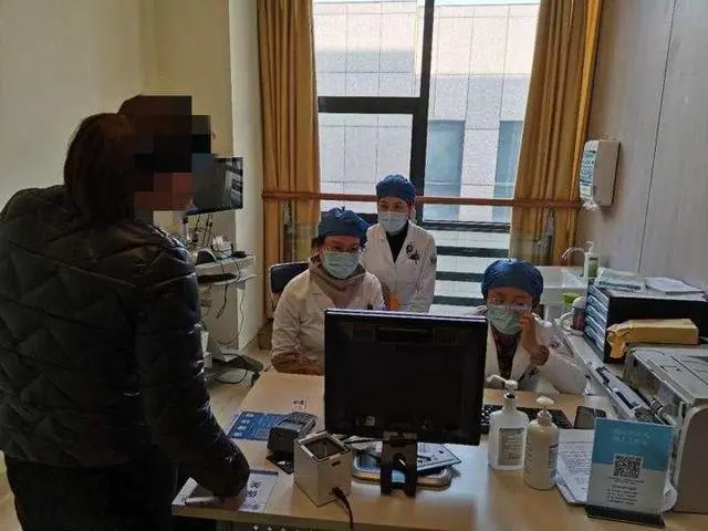 [皮炎]姑娘含泪摘下口罩，医生看了吓一跳！紧急提醒，最近已有多人中招