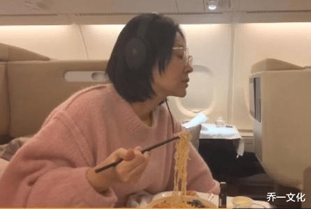 许晴|51岁的许晴近照曝光，头等舱吃泡面，满脸泛黄无光泽，像老年人啊