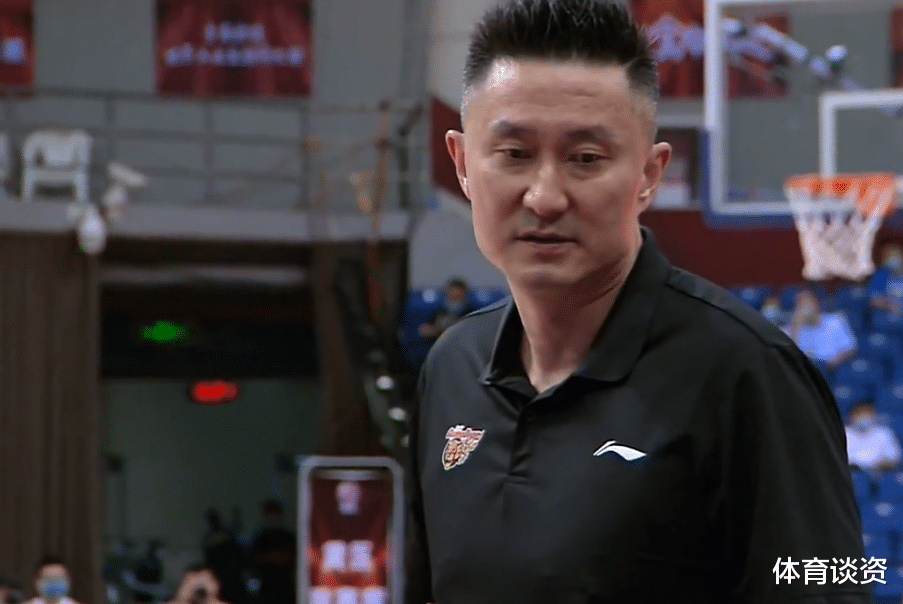 广东男篮|3分险胜！广东锁定常规赛冠军，险被逆转+主力伤退，杜锋怒吼太无奈