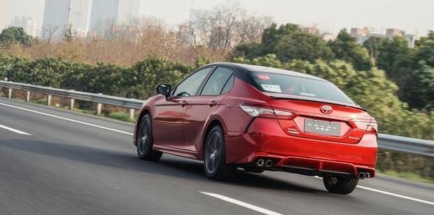 丰田凯美瑞■20万级别没对手，比帕萨特大一圈，10万公里无大修，太香了！