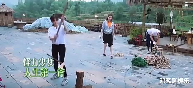 刘宪华|Baby录节目劈柴却被吐槽作秀？看清她裤子上的东西：网友都沉默了！