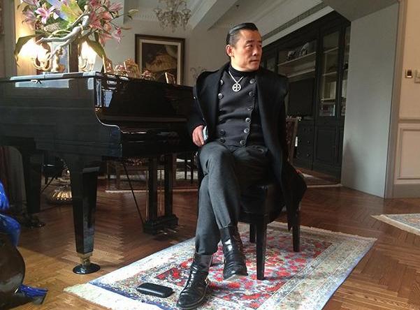 []晒晒周立波在美国的豪宅，全屋都是美式风格，看来习惯国外生活了