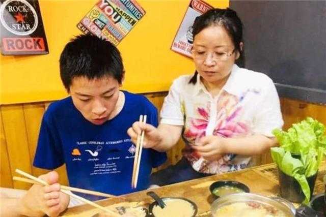 「正能量」16岁自闭症男孩手写“印刷体”，字体如同印刷机，获得700万点赞