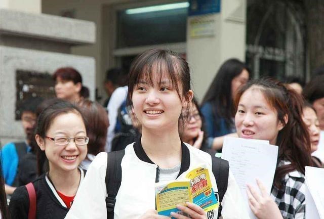 「临床医学专业」未来15年“越老越吃香”的3大专业，工作5年，薪水有望翻一番