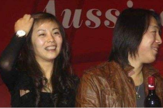 黄渤▲黄渤追她用了13年，成名后不离不弃，如今把她宠成公主