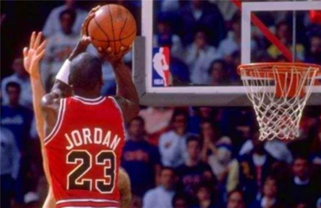 【迈克尔·乔丹】乔丹切雪茄切断食指不能弯曲变残疾,为什么依旧可以拿下三连冠