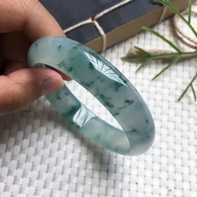 翡翠:货主15000买的原石,本以为切了会垮,却最终逆风翻盘了!