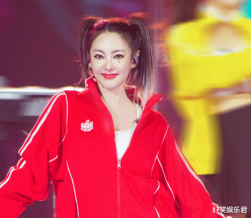 黄龄|《浪姐》乐队合作海报，黄龄“花裤子”抢眼，张雨绮“重回18岁”