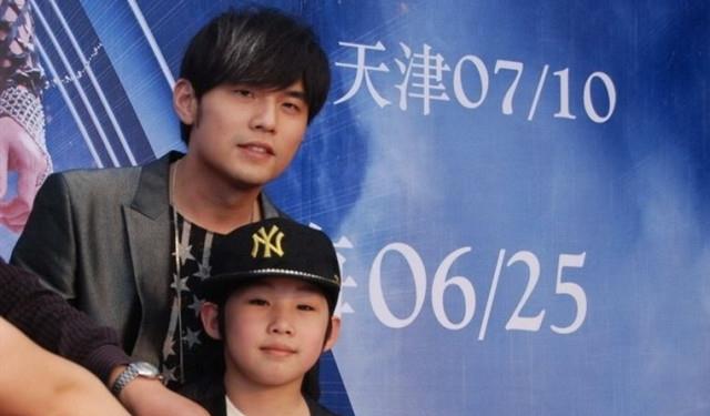 周杰伦|9岁搭档周杰伦春晚走红，父母卖房供他发展，今沦为路人活成这样