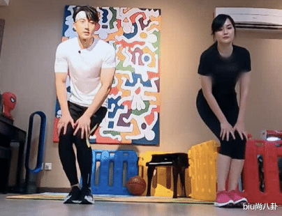 『吴尊』吴尊老婆穿健美裤做平板支撑,当她塌下去那刻,40岁身材太真实