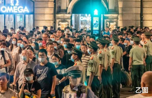 乙图|上海南京路东拓段开街亮灯，人潮涌动，武警组“人墙红绿灯”守护