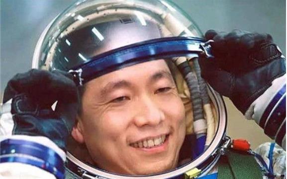 杨利伟|杨利伟在太空曾听到敲窗声?多年后真相揭开,庆幸回来得早