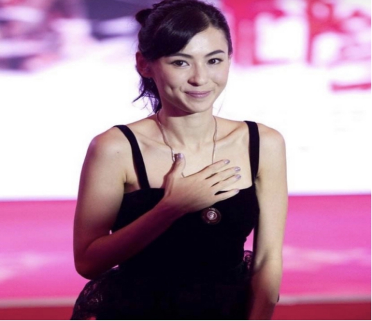 张柏芝|谢霆锋大儿子照片曝光，12岁发育“太早熟”，张柏芝依旧活力四射