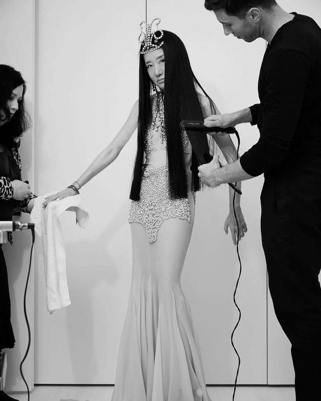 ▲71岁的年龄17岁的腿，婚纱女王近照曝光，用身材再次征服所有人！