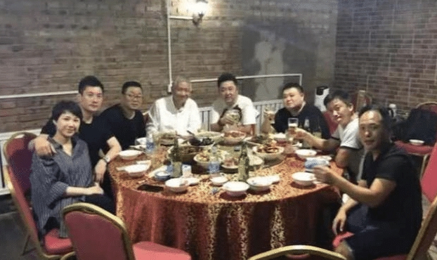 郭德纲■有种“背景”叫于谦的人脉，吴京吃饭靠边坐，郭德纲都没能坐中间