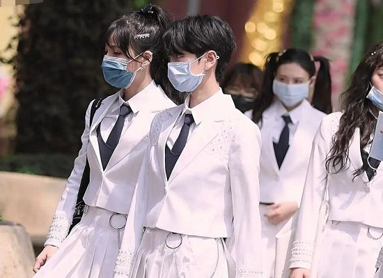 『乘风破浪的姐姐』不愧是姐姐们！《乘风破浪的姐姐》制服“豪华”，鞋子贵气