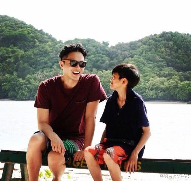 「张智霖」张智霖抛下靓靓带儿子逛街，父子俩帅气如兄弟，13岁儿子像极妈妈