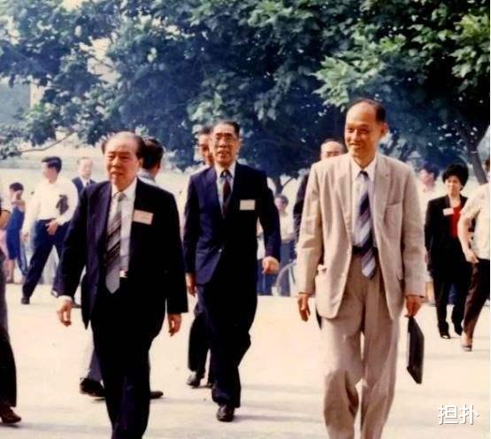 李嘉诚|李嘉诚为何敢在中国套现千亿,去英国投资,只因为这个人已经不在