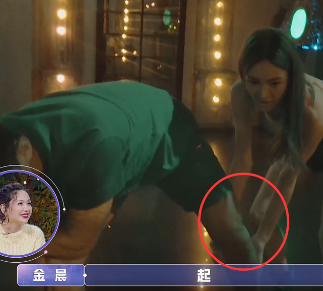 金晨|《女儿们的恋爱》玩密室金晨撩网裙过关，指挥张继科拎短裤，好拼