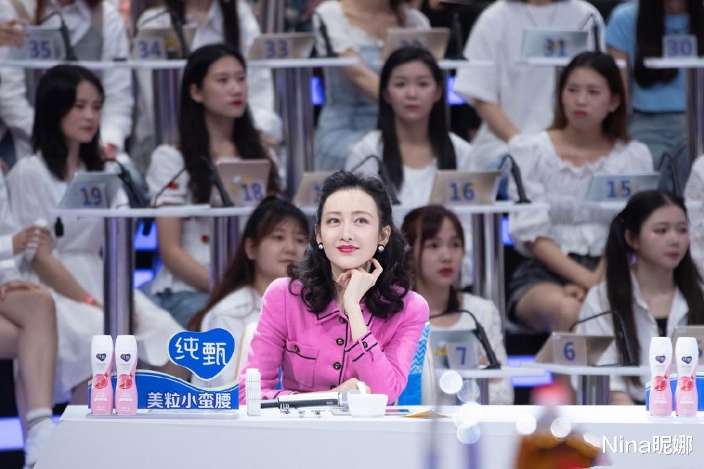 王鸥|38岁王鸥深夜营业真胆大，罕见“尿不湿”背心自拍，这打扮80后女星少见