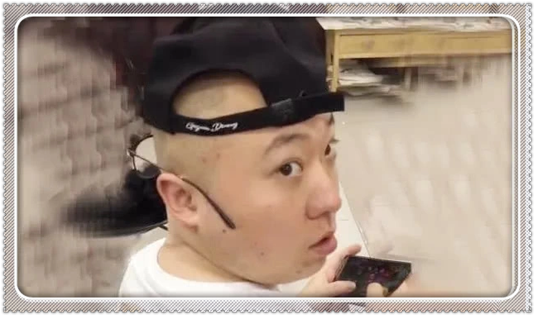 美术生为玩游戏多“疯狂”？后脑门直接画张脸，转头瞬间够笑一年