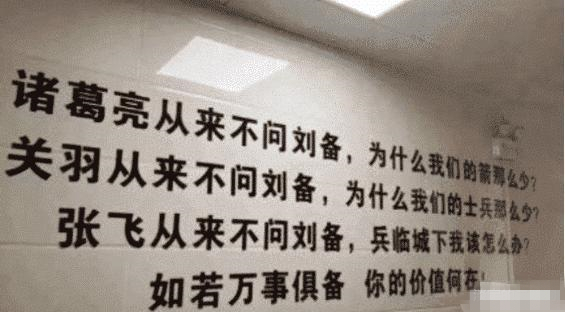 |“不小心把店铺玻璃撞坏了,要赔钱吗?”哈哈哈老板得倒贴吧!